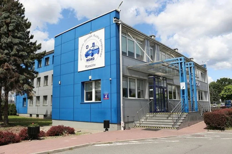 Jak skutecznie wyjustować tekst w Wordzie? Praktyczny przewodnik i najczęstsze problemy